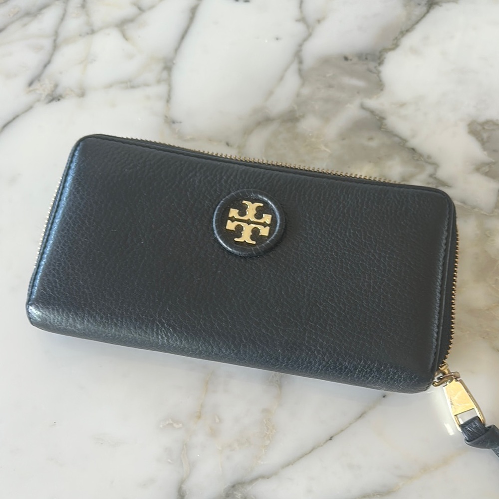 Tory Burch Black Leather Zip Wallet